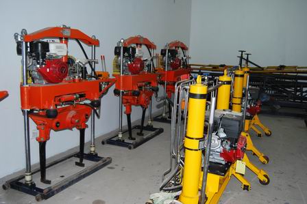 測速儀、鋼軌探傷儀、仿形打磨機、內燃道岔打磨機、液壓搗固機、道岔液壓搗固機、內燃手持式搗固鎬、移動式氣壓焊設備、液壓起道器、液壓撥道器、液壓起撥道機、切軌機、鉆孔機、鋼軌拉伸器、軌縫調整器