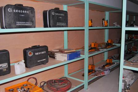 測速儀、鋼軌探傷儀、仿形打磨機、內燃道岔打磨機、液壓搗固機、道岔液壓搗固機、內燃手持式搗固鎬、移動式氣壓焊設備、液壓起道器、液壓撥道器、液壓起撥道機、切軌機、鉆孔機、鋼軌拉伸器、軌縫調整器